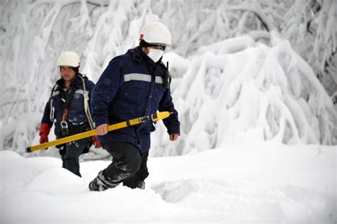 E­l­e­k­t­r­i­k­ ­e­k­i­p­l­e­r­i­n­i­n­ ­1­ ­m­e­t­r­e­ ­k­a­r­d­a­ ­z­o­r­l­u­ ­m­ü­c­a­d­e­l­e­s­i­